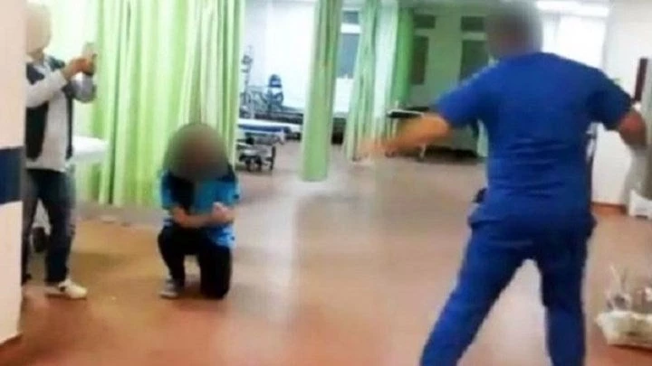 Είμαστε σοβαροί; Σάλος για το ζεϊμπέκικο στα Επείγοντα του Νοσοκομείου Μυτιλήνης – Έστησαν γλέντι στην εφημερία